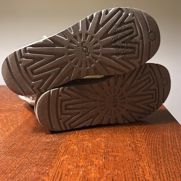 Gold Sequin Women’s Uggs size 8
In EXCELLENT CONDITION
Worn 3x’s - Picture 4 of 6